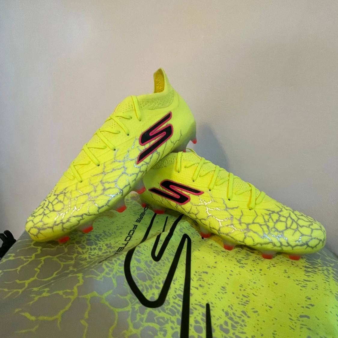 Gula fotbollsskor från Skechers - 1