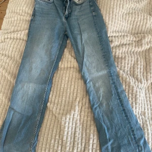 Ljusblå bootcut jeans - Säljer ett par ljusblå jeans med bootcut passform. Klassisk femficksmodell med dragkedja och knapp framtill. Perfekta till vardags och lätta att matcha med olika toppar.