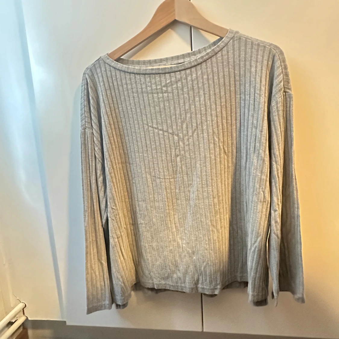 Grå ribbad långärmad tröja - 3