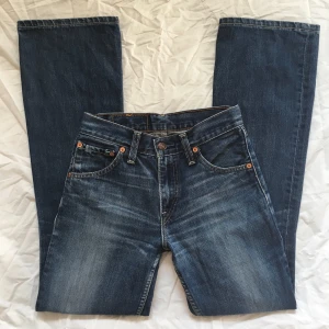 Vintage mörkblå utsvängda jeans, Levi’s  - Supersnygga bootcut jeans från Levi’s! 100% bomull, medelhöga, Innerbenslängd 78cm Midjemått 67,5cm Grenhöjd 23cm