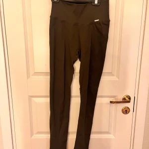 Gröna ribbade leggings från Aim'n - Snygga gröna leggings från Aim'n med ribbad struktur och hög midja. Perfekta för träning eller en chill vardagslook. Stretchigt material som sitter skönt och följer kroppen.