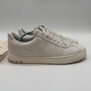 VALENTINO FLYCREW SNEAKERS - Valentino flycrew sneakers - Skick: 9/10, alla nitar är kvar - Storlek 42 sitter som 43  - Tillbehör: Dustbag - Nypris 7700kr / Går ej att få tag på längre - deluxecloset 
