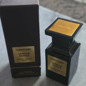 Tom Ford Vanille Fatale Eau de Parfum 50 ml - Tom Ford Vanille Fatale Eau de Parfum 50ml, Doften är en varm, djup och kryddig vanilj med träiga och rökiga toner – ett måste för samlare och parfymälskare. Den här versionen är utgången och mycket svår att få tag på
