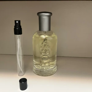 Hugo Boss - Splittrar i små flaskor: 10ml, 5ml och 3ml. 10ml:100ml, 5ml:75kr, 3:55kr. Köper du två 10ml får du 1 5ml gratis