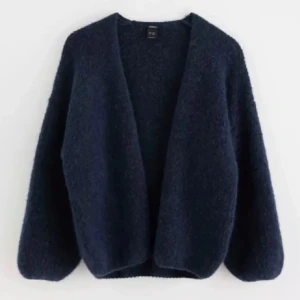 Mörkblå Lindex kofta - Mysig mörkblå kofta från Lindex med lång ärm och öppen front. Koftan är fluffig och har en avslappnad passform, perfekt att slänga på sig över en t-shirt eller topp. Enkel och stilren design som passar till mycket. Lite nopprig men inget jag har tänkt på jättemycket💘