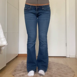 Blå bootcut jeans - Superfina lågmidjade jeans från Levi’s! Midjemått tvärsöver: 39cm Innerbenslängd: 76cm Jag är 161cm för referens!💓