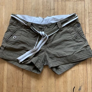 Olivgröna shorts - Super snygga lågmidjade shorts från Beunotti. Super bra skick. Bandet sitter inte fast och går super lätt att ta av! Skriv priv vid fler frågor😊