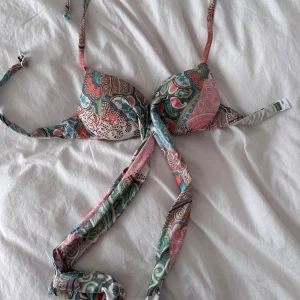 Mönstrad bikiniöverdel från Calzedonia - Bikini topp från Calzedonia i paisleymönster. Storlekarna går efter BH storlek och är i 80A/75B/70C. Mönster säljs inte längre på Calzedonia. Vet inte vad modellen på toppen heter. Bh: är i pushup 💚🩷🤎🩵🧡🤍