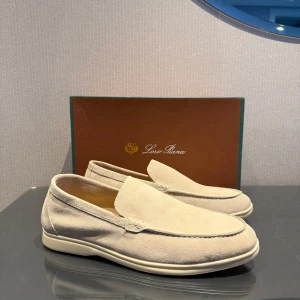 Loro piana summer walks - Säljer ett par helt nya Loro piana summer walk loafers. De är i storlek 43 och är perfekta nu inför sommaren för att ge dig en elegant och stilren look. Vid frågor eller funderingar är det bara att höra av sig. Priset är inte hugget i sten‼️Dustbag och box medföljer. Inget äktehetsbevis eller kvitto, därav pris‼️