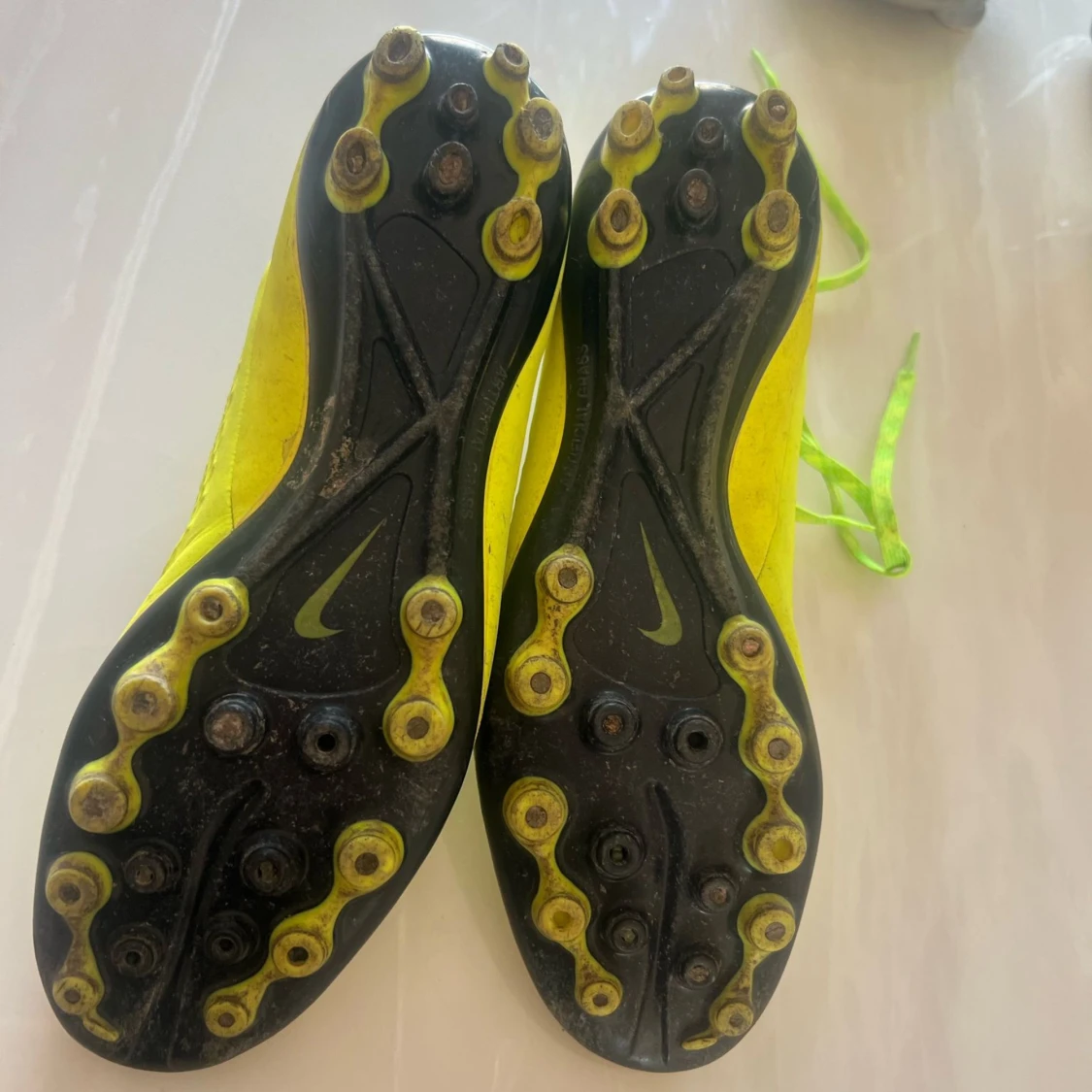 Gula Nike fotbollsskor med lila Nike loga - 3