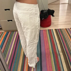 Lågmidjade vita linnebyxor  - Säljer ett par vita lågmidjade linnebyxor. Byxorna har raka ben. Snäppet korta på mig som är 175. Använda två gånger ☺️