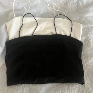 Svart och vit tubtopp med tunna axelband😽 - Två tubtoppar i svart och vitt med tunna axelband. Perfekta att matcha till olika outfits. Mjukt material och enkel design. Står inte någon storlek men passa XS till M