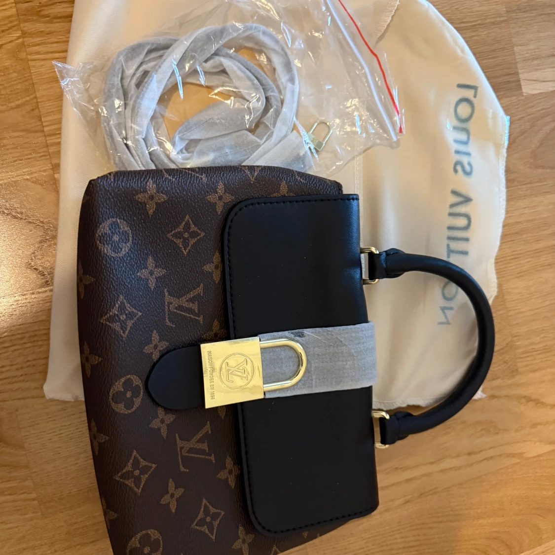 Handväska med svart lock - 1