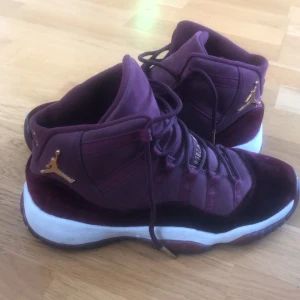 Jordan 11 - Skor bra skick vinröda och guldiga