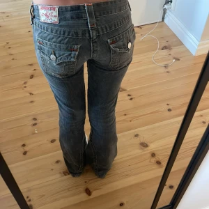 True religion jeans  - Jätte snygga grå jeans från true religion, Lågmidjade och bootcut💗 Mått: Midja=36cm Innerben: 77/78cm. Kom med bud! Inga defekter! Priset är inte förhandlingsbart!