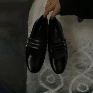 Svarta ballerina skor me spänne - Svarta ballerina skor me spänne