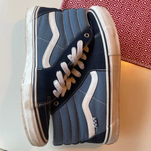 Vans skor - Säljer dessa riktigt snygga skor från Vans. Storleken är 45 och de sitter som en vanlig 45a. Riktigt bra skick, endast använda ett fåtal gånger. Bara skorna ingår. Skriv om ni undrar över något.