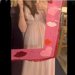 Balklänning - Säljer denna såååå fina balklänning (i rosa) från ivory field🥰🥰🥰🥰 står ingen storlek i och kommer tyvärr inte ihåg vad jag köpte den i men den passar mig som vanligtvis har xs/s jättebra och man kan justera den mycket!! bara använd en gång på min bal i nian för 3 år sen och älskade verkligen den nypris 1899 så passa påååå❤️❤️❤️❤️jag är 166 och den är uppsydd så den passade mig när jag hade ca 10 cm klackar!!