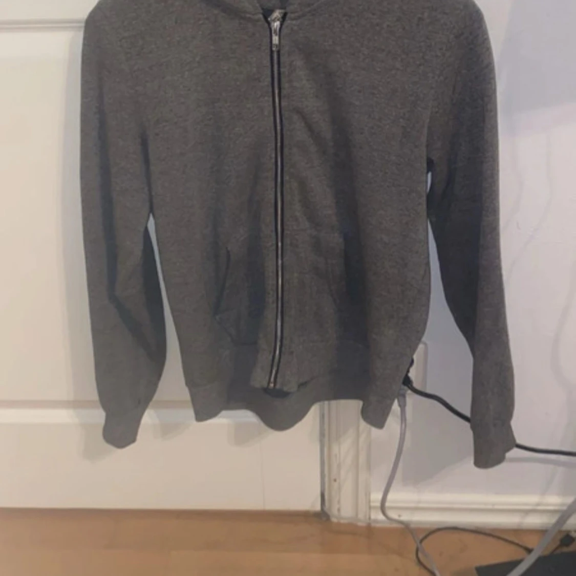 Grå hoodie med dragkedja