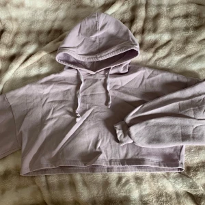 ljuslila kroppad hoodie - I storlek Xs är i mycket bra skick. Köpt från gina💗köptes för 300kr men säljer för billigare. 