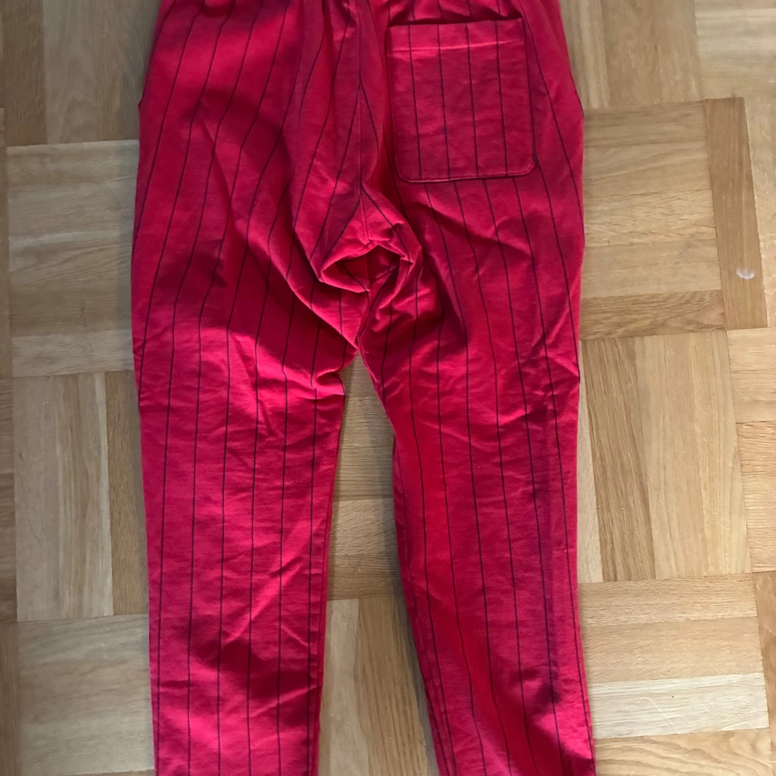 Röda adidas byxor med svarta ränder - 3