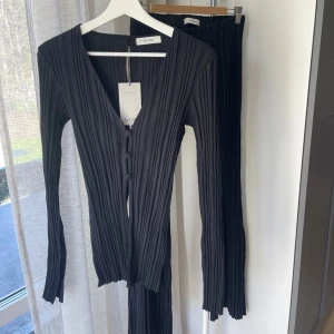 Àvora Bella set - Säljer mitt oanvända stickade set från Àvora. Toppen är i storlek L och byxorna i storlek M men passar mig perfekt som har S. Nypris för toppen är 1500kr och byxorna är 1800kr, jag säljer båda delarna för 800kr enskilt men om du köper hela settet säljer jag det för 1400kr