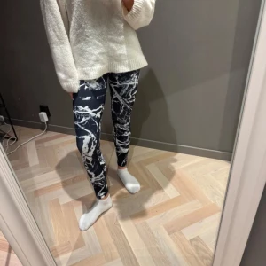 Svarta leggings  - Säljer ett par svarta leggings med vitt marmormönster. De har en tight passform, perfekta för träning eller en chill vardagslook. Materialet är stretchigt och bekvämt. Köpta för 899 kr!