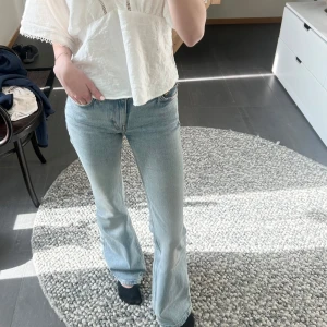 Ljusblå bootcut jeans - Säljer ett par jättesnygga bootcut jeans från Weekday!