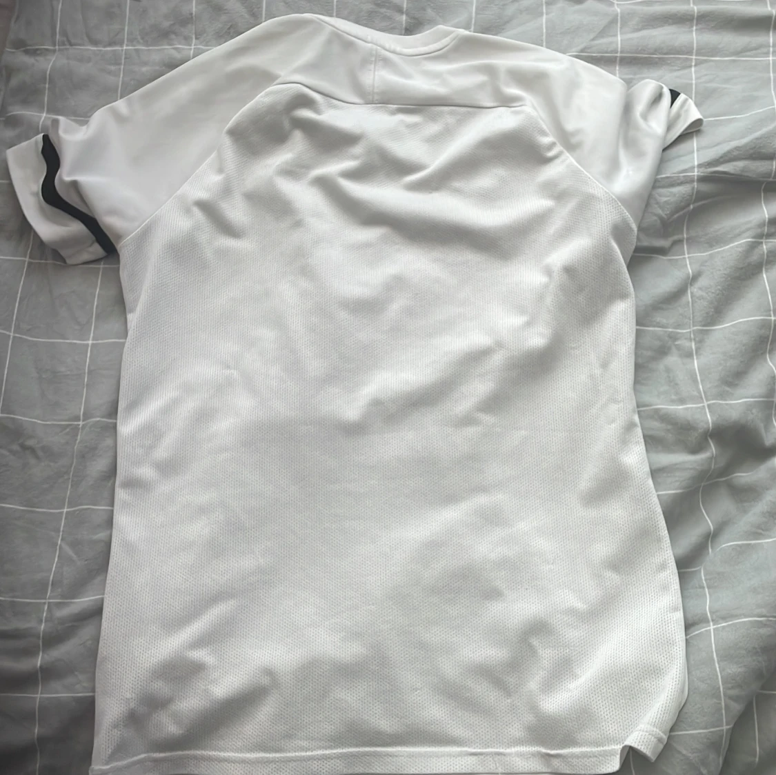 Vit Nike fotbollströja med svarta detaljer - 1