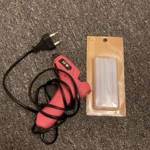 Rosa limpistol med limstavar - Säljer en rosa limpistol på 12W (220-240V, 50Hz) tillsammans med ett paket limstavar (12 st, 7 mm i diameter). Perfekt för pyssel, DIY-projekt och hobbyarbete. Pistolen har svart sladd och passar vanliga eluttag. Väll använd men funkar ändå bra