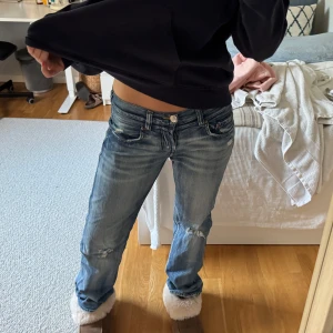 Blå jeans med raka ben💞 - Säljer ett par klassiska blå baggy jeans med raka ben och låg midja. Jeansen har slitna detaljer och fickor fram och bak. Dem passar storlekar från 34-38 skulle jag säga beroende på hur man vill att de ska sitta! Jag brukar ha runt 36 i byxstorlek! Super sköna och as snygga🥰🥰
