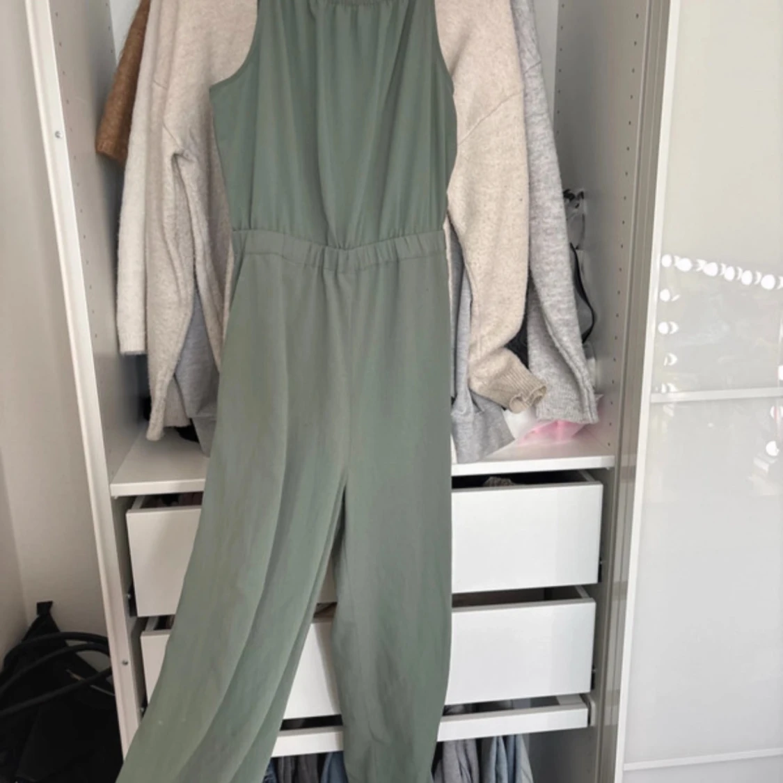 Grön jumpsuit med smala axelband - 1