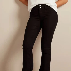 Svarta Lågmidjade bootcut - Snygga svarta byxor med bootcut passform och låg midja. Byxorna har två knappar framtill och är perfekta för en stilren look. Tillverkade i ett stretchigt material som sitter bekvämt hela dagen. Utan fickor