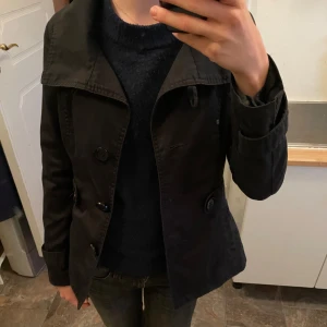 Svart vårjacka  - Säljer en snygg svart vårjacka i bra skick. Skriv för fler bilder💗