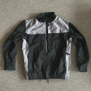 Nike storm-fit  regnjacka  - En vindjacka/regnjacka som passar perfekt till en vingid dag. Fickor på sidorna med dragkedjor. 