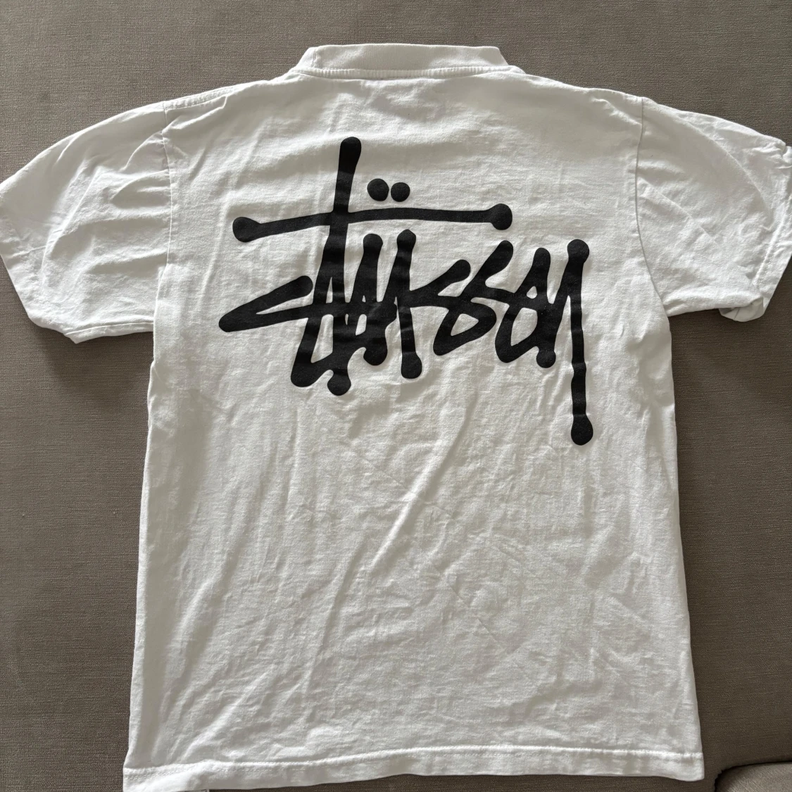 Vit t-shirt från Stüssy med logga - 1