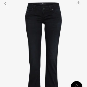 Ltb jeans valerie  - Säljer mina snygga ltb jeans i färgen nattblå, dom är sprättade längst ner vid benen för att göra de längre💕. De är 24 i midjan och längd 30 i längd, men eftersom jag sprättat är de ungefär 32 skulle jag säga❣️i modellen valerie