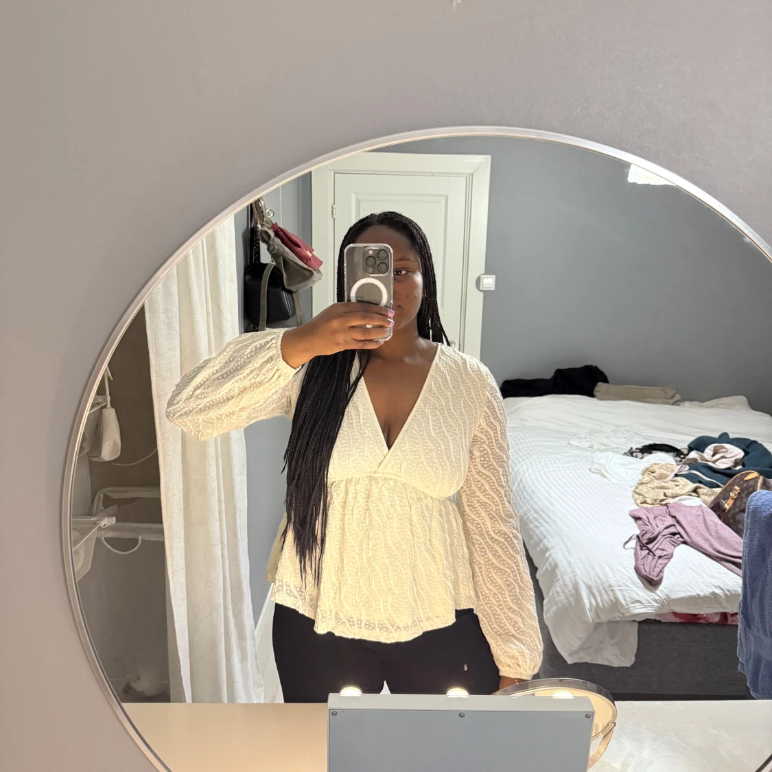 Vit v-ringad blus med struktur