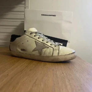 Golden goose skor - Äkta golden goose skor I size 43 | Nypris 4500kr mitt pris 1500kr! | Skick 7,5/10 skriv privat för att se bilder | snabb frakt snabb affär | ena snöret är lite sönder