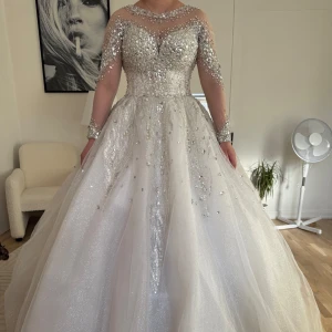 Glittrig långklänning med pärlor och paljetter - Bröllopsklänning  storlek 36 -s