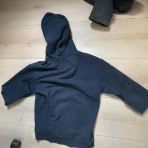 Mörkblå  Jack and Jones hoodie  - Säljer en mörkblå hoodie med stor huva och dragsko. Tröjan har långa ärmar och klassisk passform, perfekt för en avslappnad stil. Nypris 899 säljer nu för 250.