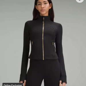 Define jacket Lululemon - Säljer en svart, figurnära träningsjacka från Lululemon med guldiga dragkedjor framtill och vid fickorna💗 har aldrig använts, slutsåld och populär 🫶🏻