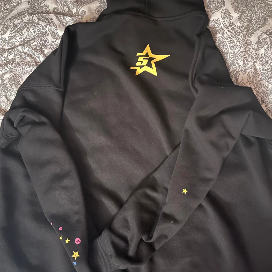 Svart hoodie från SP5DER med stjärnor och spindelnätsmönster - 2