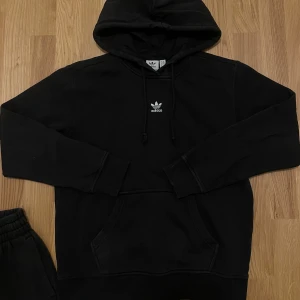 Svart mjukisset från Adidas - Svarta mjukis och hoodie från adidas med vit loga. Använda men i bra skick. Skriv för mer info/bilder!