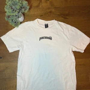 Vit t-shirt från Paranoid -  Brand: Paranoid 📐 Size: M 🎨 Color: White 🧵 Material: 100% Cotton 👕 Fit: Oversized 📏 Length: Regular ⭐ Condition: Worn a few times ⚠️ Defects: None