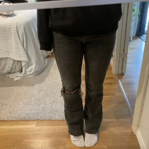 ZARA JEANS🩷 - Skit snygga gråa svarta jeans med hål på ena knät! Sitter som en smäck i storlek S🫶🏼 