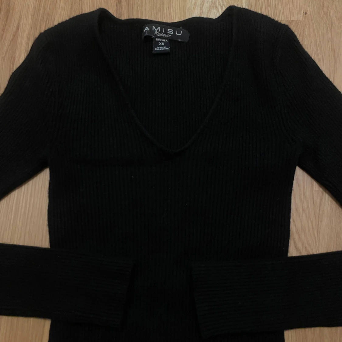 Svart ribbad tröja från Amisu