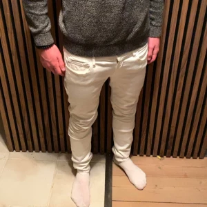 Vita Replay jeans  - Säljer ett par vita replay jeans med klassisk femficksdesign! Byxorna har en smal passform och är perfekta för dig som gillar en stilren look. Passar till många olika outfits, riktigt fett nu till sommaren. Perfekta för dig som gillar ett par sköna slim jeans! Priset kan diskuteras vid snabb affär! 