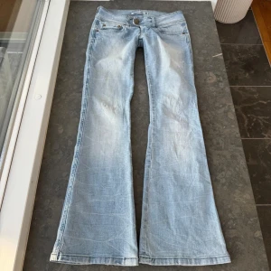 Lågmidjade jeans  - Super snygga jeans som tyvärr är försmå så har ingen bild på! Midjemått tvärsöver:39cm Inerbens längd:83cm och midjehöjd: 16cm💕