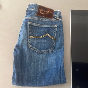 Blå jeans från Jacob Cohën - Snygga blå jeans från Jacob Cohën. Kan lätt gå ner mycket i pris så det är bara att lägga prisförslag.